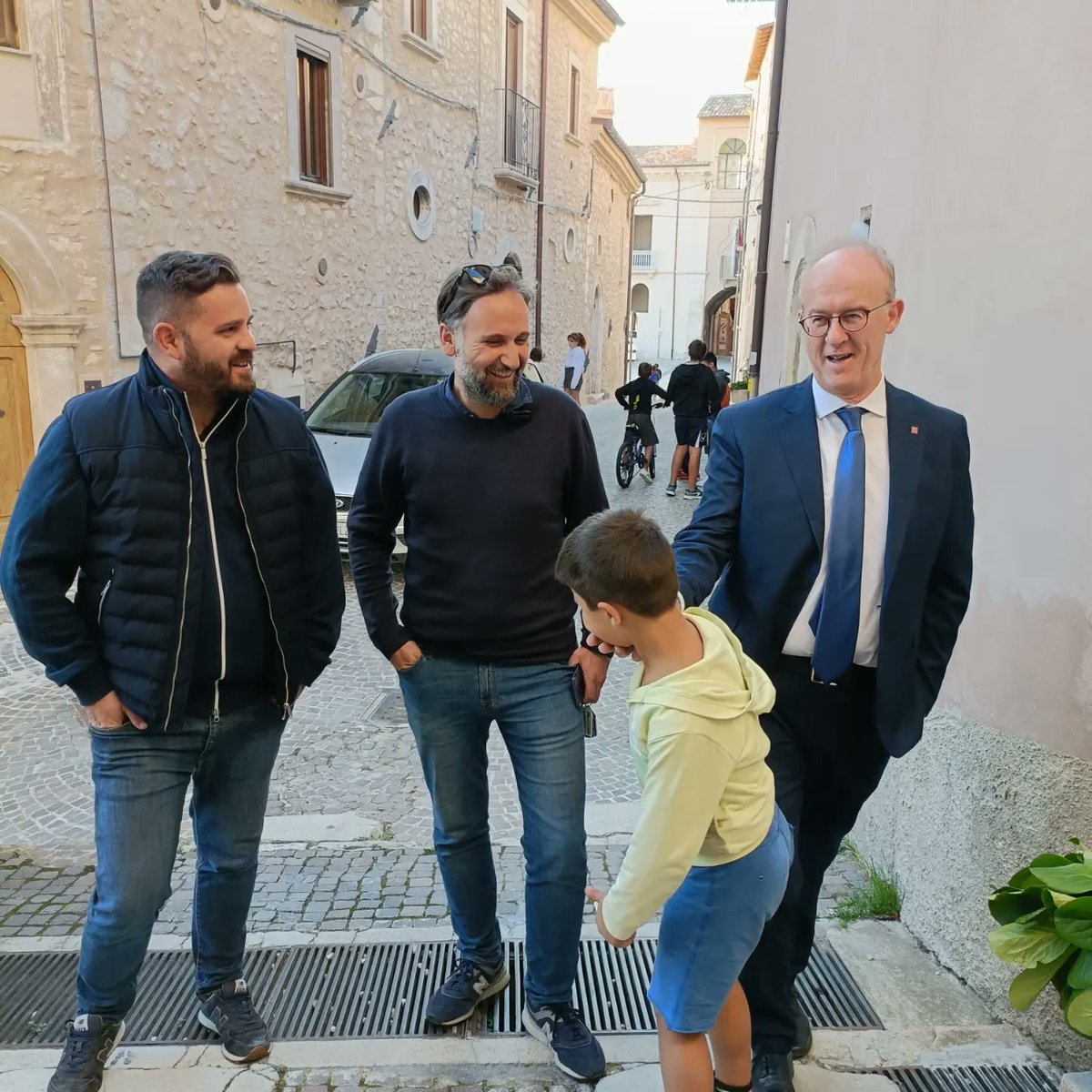 GQLiris's tweet photo. A #Navelli, meraviglioso borgo abruzzese, con tanti amministratori e sostenitori di @FratellidItalia https://t.co/yph5k9uq90