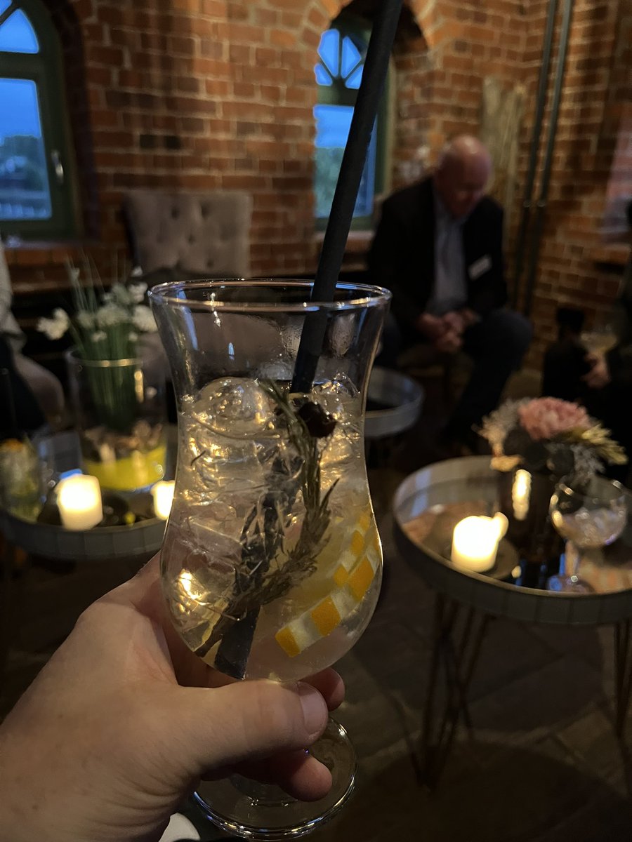 mainzel's tweet image. Netter Ausklang von #BesserOnline2022 in #Wittenberge: Ein wunderbarer Blick aus dem Fenster auf die Elbe - und dreierlei regionaler #Gin zum Verkosten. Kommt alle gut nach Hause - wherever you are … #Journalismus @djv_bo #djvbo @DJVde #sundowner #abend