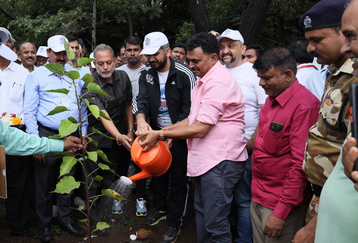 PCMCSarathi's tweet photo. #IndianSwachhataLeague
दुर्गा टेकडी येथील स्वच्छता चॅम्पियन लीग कार्यक्रमात सिनेअभेनेते श्री सयाजी शिंदे, मा. आयुक्त श्री शेखर सिंह, इतर अधिकारी व नागरिक मोठया संख्येने उपस्थित होते.
#GarbageFreePCMC #YouthVsGarbage #PCMCPioneers #SwachhAmrutMahotsav #citizens #participation https://t.co/ukX4rgxjuB