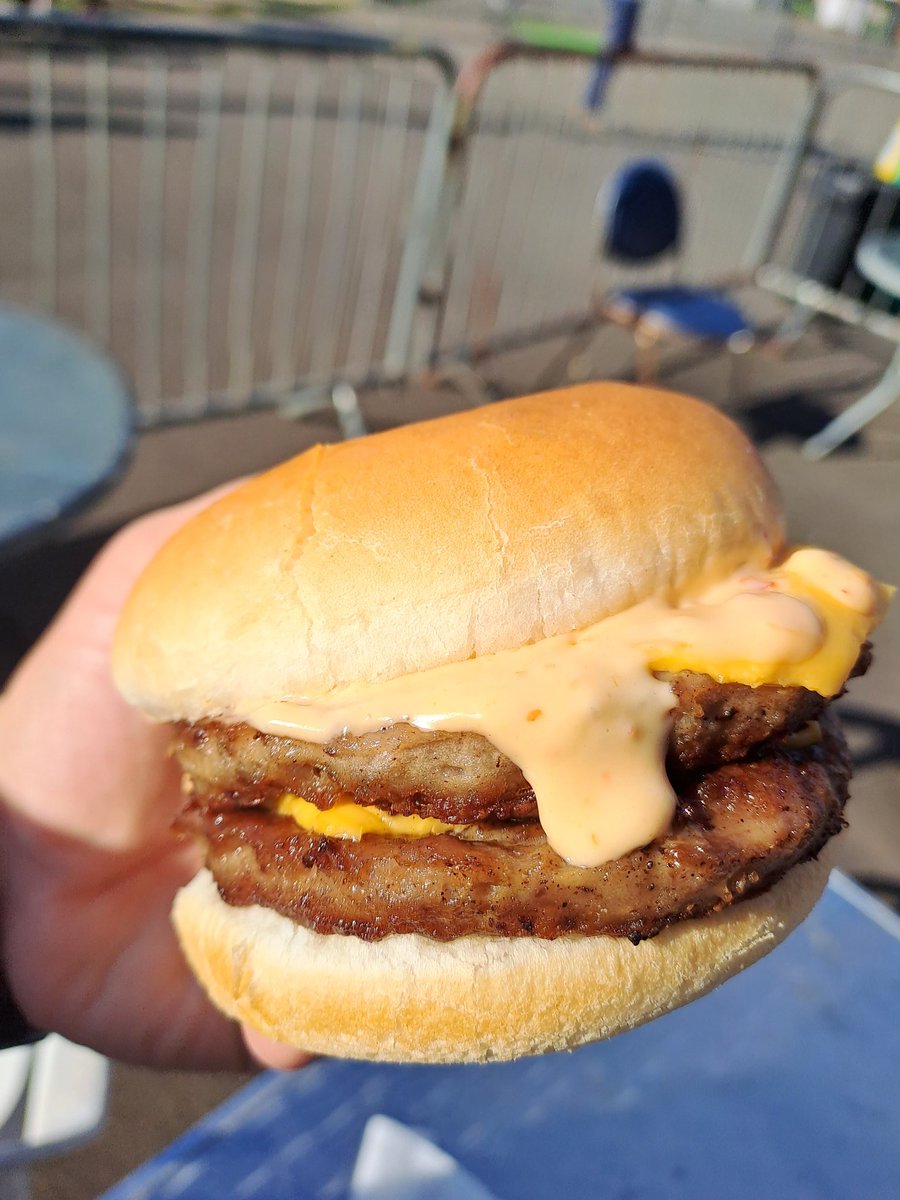 jdbuck68's tweet photo. @FootyScran @wincityfc #facup top burger good taste. Overall excellent #UTT £4 https://t.co/VczPIyZD2B