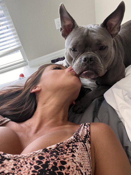 Good morning from my Frankie my loves💋🖤 https://t.co/sbmksKlIF4