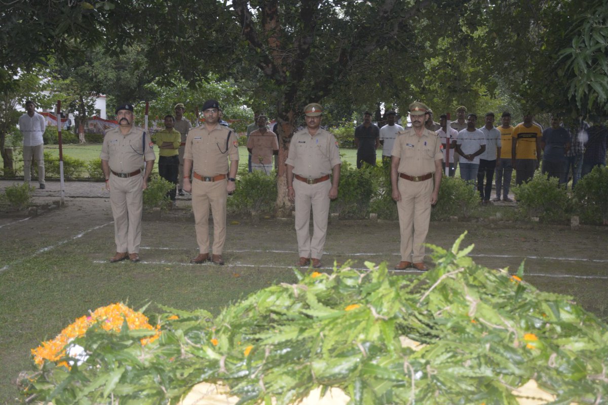bahraichpolice's tweet photo. PNO 202081874 आरक्षी अजय कुमार सिंह को बहराइच पुलिस परिवार द्वारा विनम्र श्रद्धांजलि दी गयी। https://t.co/c1a0WE8qPx