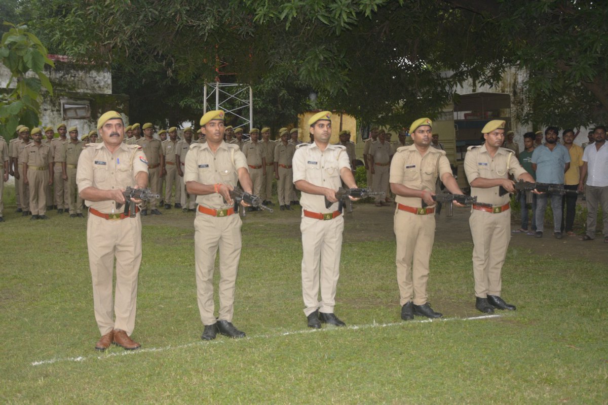 bahraichpolice's tweet photo. PNO 202081874 आरक्षी अजय कुमार सिंह को बहराइच पुलिस परिवार द्वारा विनम्र श्रद्धांजलि दी गयी। https://t.co/c1a0WE8qPx