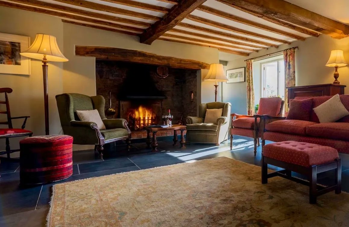 TheHolidayCots's tweet image. Late availability in October, November &amp;amp; December at Hurstone House. Whether you are a family with dogs or looking for a venue to celebrate, this is the house for you.
🛌Sleeps 1-14
theholidaycottages.co.uk/somerset/2890 
#Waterrow #Taunton #Somerset #ExmoorNationalPark #Exmoor #Availability