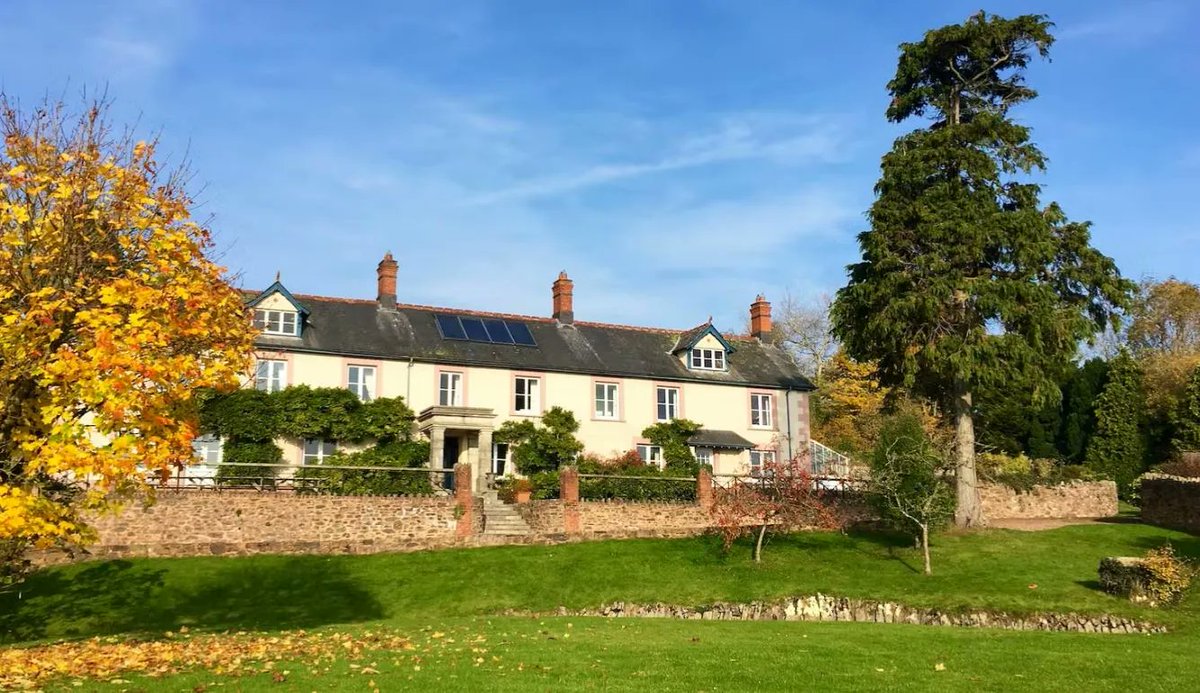 TheHolidayCots's tweet image. Late availability in October, November &amp;amp; December at Hurstone House. Whether you are a family with dogs or looking for a venue to celebrate, this is the house for you.
🛌Sleeps 1-14
theholidaycottages.co.uk/somerset/2890 
#Waterrow #Taunton #Somerset #ExmoorNationalPark #Exmoor #Availability