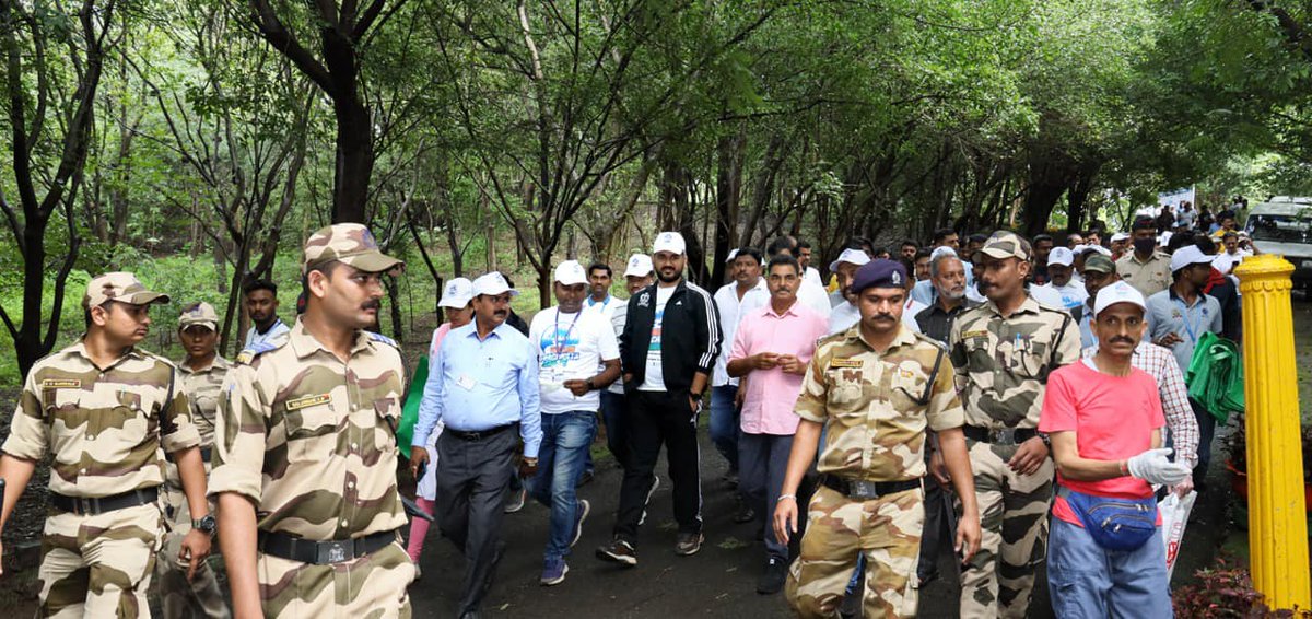 PCMCSarathi's tweet photo. #IndianSwachhataLeague
दुर्गा टेकडी येथील स्वच्छता चॅम्पियन लीग कार्यक्रमात सिनेअभेनेते श्री सयाजी शिंदे, मा. आयुक्त श्री शेखर सिंह, इतर अधिकारी व नागरिक मोठया संख्येने उपस्थित होते.
#GarbageFreePCMC #YouthVsGarbage #PCMCPioneers #SwachhAmrutMahotsav #citizens #participation https://t.co/RzqDQB56U5