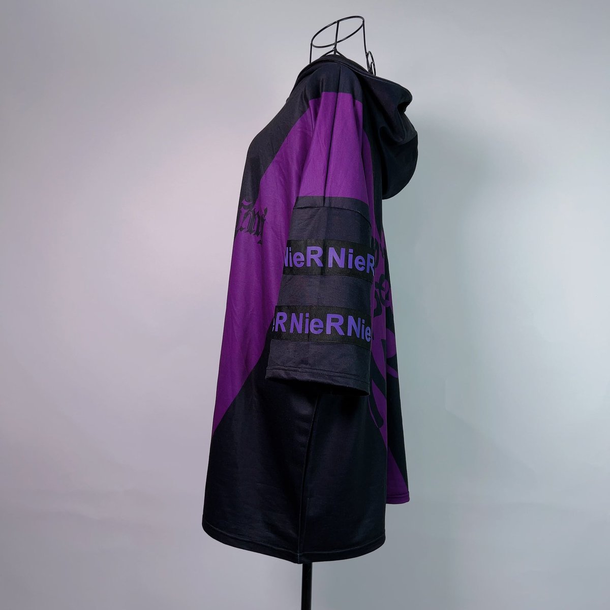 NieR_tokyo's tweet photo. 🎁本日〆切プレゼント企画🎁

袖TAPE LOGO TWO-TONE PARKA
【PURPLE×BLACK】

🎁4名様にプレゼント🎁

ユニセックスアイテムです🐰

◼応募方法
フォロー(@NieR_tokyo) &amp; RT
◼締切〆  本日24時

※鍵垢の方も対象内です。

是非ご参加ください🙇‍♂���🙇‍♀️ https://t.co/5x0MqIhPZI