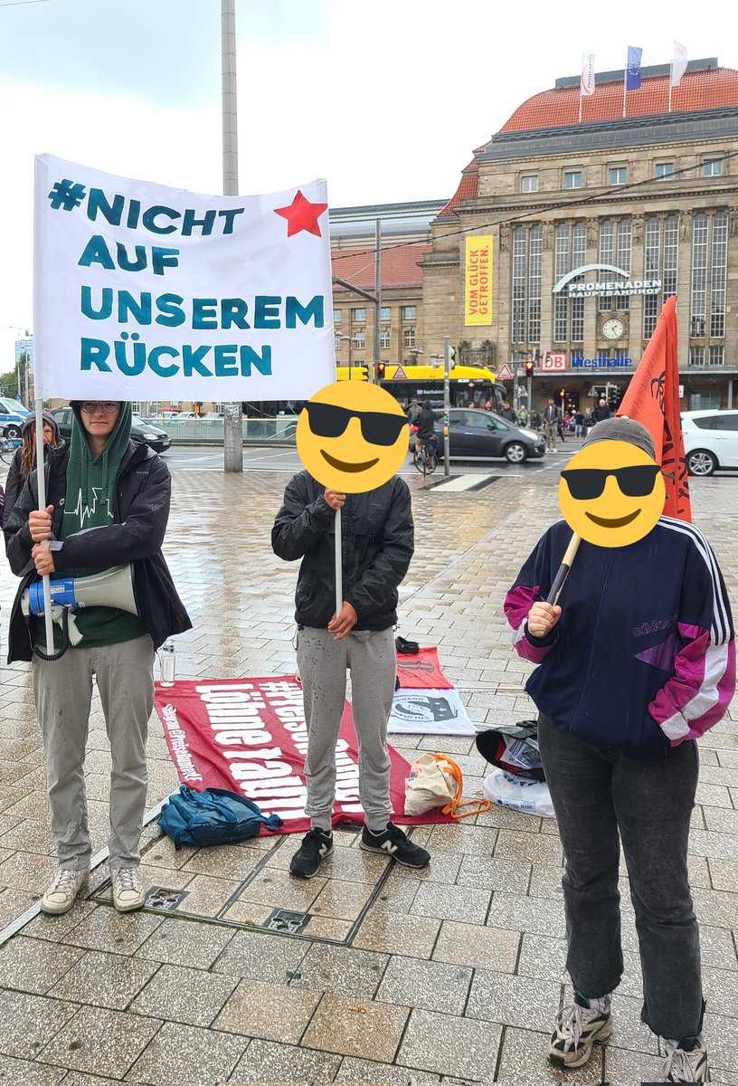 DIELINKELeipzig's tweet photo. #HeißerHerbst: Zum #Aktionstag von @dieLinke waren wir heute auch in Leipzig gegen die unsoziale Politik der Ampel-Regierung der Straße. Energie, Essen und Wohnen müssen für alle bezahlbar sein! Menschen entlasten - Preise senken! 
#Energiepreisdeckel #Übergewinnsteuer #le1709 https://t.co/tD4e6tnBOc