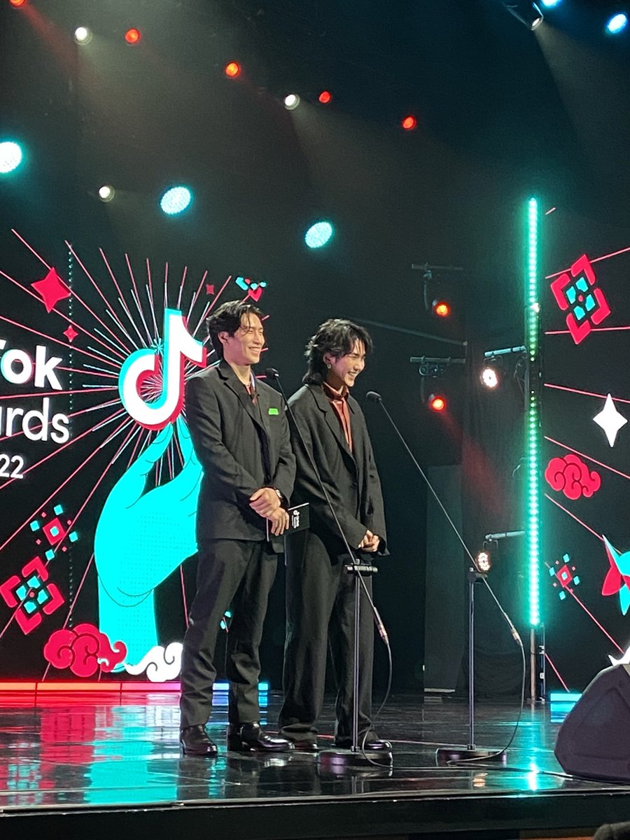 และพรีเซนเตอร์ประกาศผลรางวัลสุดท้าย Creator of the Year "ไบเบิ้ล วิชญ์ภาส" และ "บิว จักรพันธ์" นักแสดงจาก “KinnPorsche The Series” จะมาประกาศผลรางวัลนี้! ⚡️  #BibleBuild #BibleWichapas #BuildJakapan #TikTokAwards2022TH