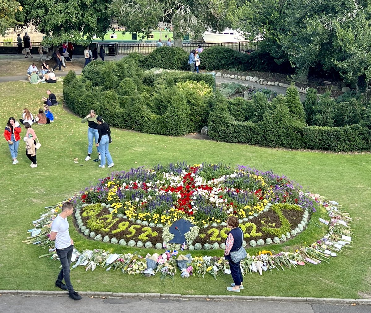 Floral tributes to Her Majesty #Bath #ParadeGardens ❤️