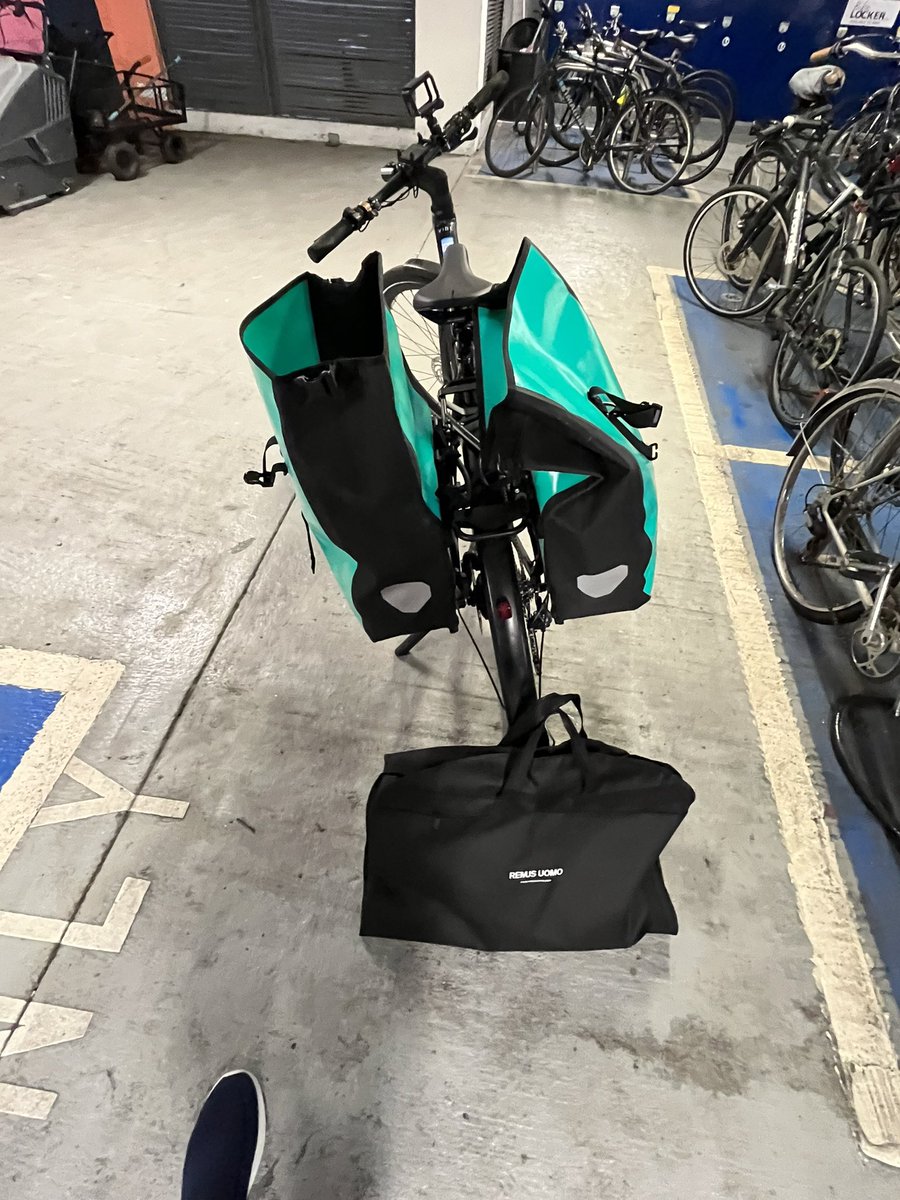 shanemoloney19's tweet photo. Suit shopping by bike 🙌 🛍️ 

Enjoyed the @sdublincoco  #DodderGreenway in 🌳 🚲

Safe &amp; free bike parking in Drury St @DubCityCouncil 🅿️ 🚲 

@dublincycling https://t.co/hyFxw6r29o