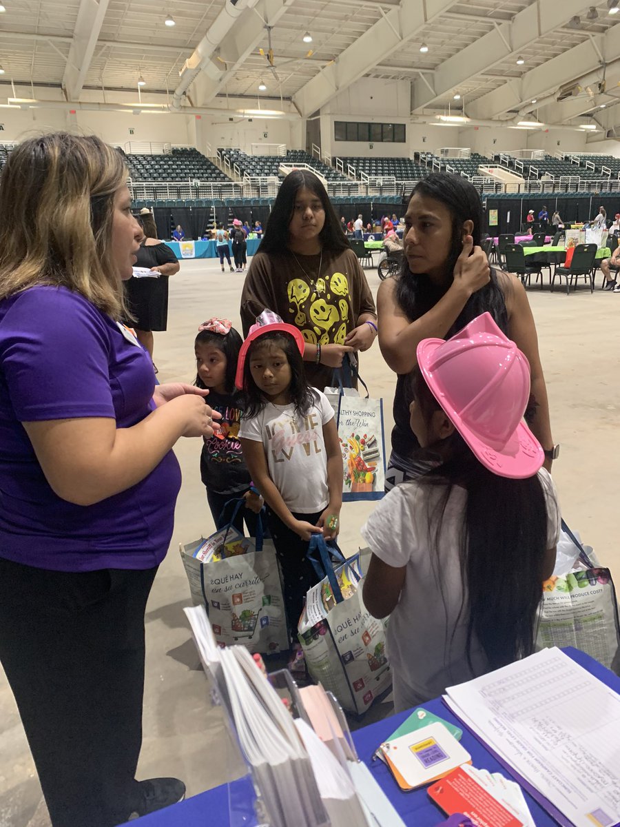 Kids are so happy to be receiving a free book at the Health & Wellness Celebration in Arcadia.  @SuncoastCGLR @readingby3rd  #glreading #parentengagement #leerpara3rd @ThePattersonFdn