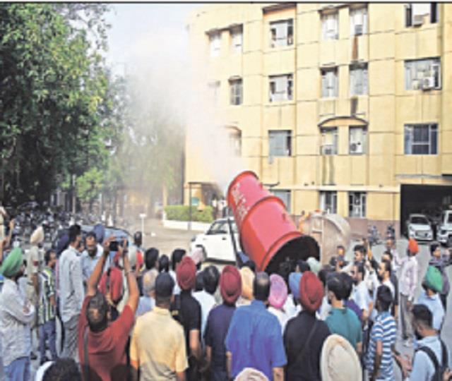 punjabkesari's tweet photo. वायु प्रदूषण से निपटने के लिए फील्ड में उतरेंगी एंटी स्मोग गन, मंत्रियों ने दिखाई हरी झंडी
https://t.co/7N6zahUNKp
#PunjabHindinews #LudhianaHindinews #AirPollution #Smoggun #Municipalcorporation https://t.co/l2LyOXdYuI