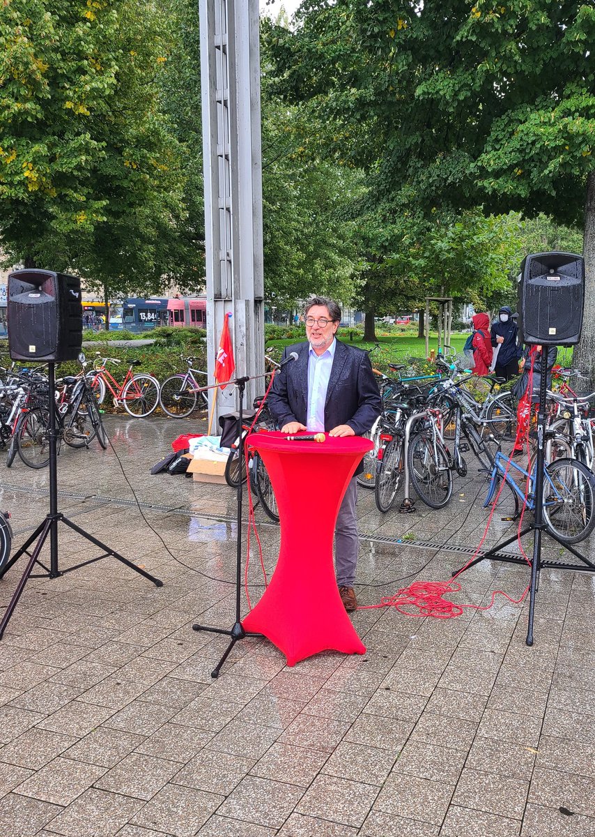 DIELINKELeipzig's tweet photo. #HeißerHerbst: Zum #Aktionstag von @dieLinke waren wir heute auch in Leipzig gegen die unsoziale Politik der Ampel-Regierung der Straße. Energie, Essen und Wohnen müssen für alle bezahlbar sein! Menschen entlasten - Preise senken! 
#Energiepreisdeckel #Übergewinnsteuer #le1709 https://t.co/tD4e6tnBOc