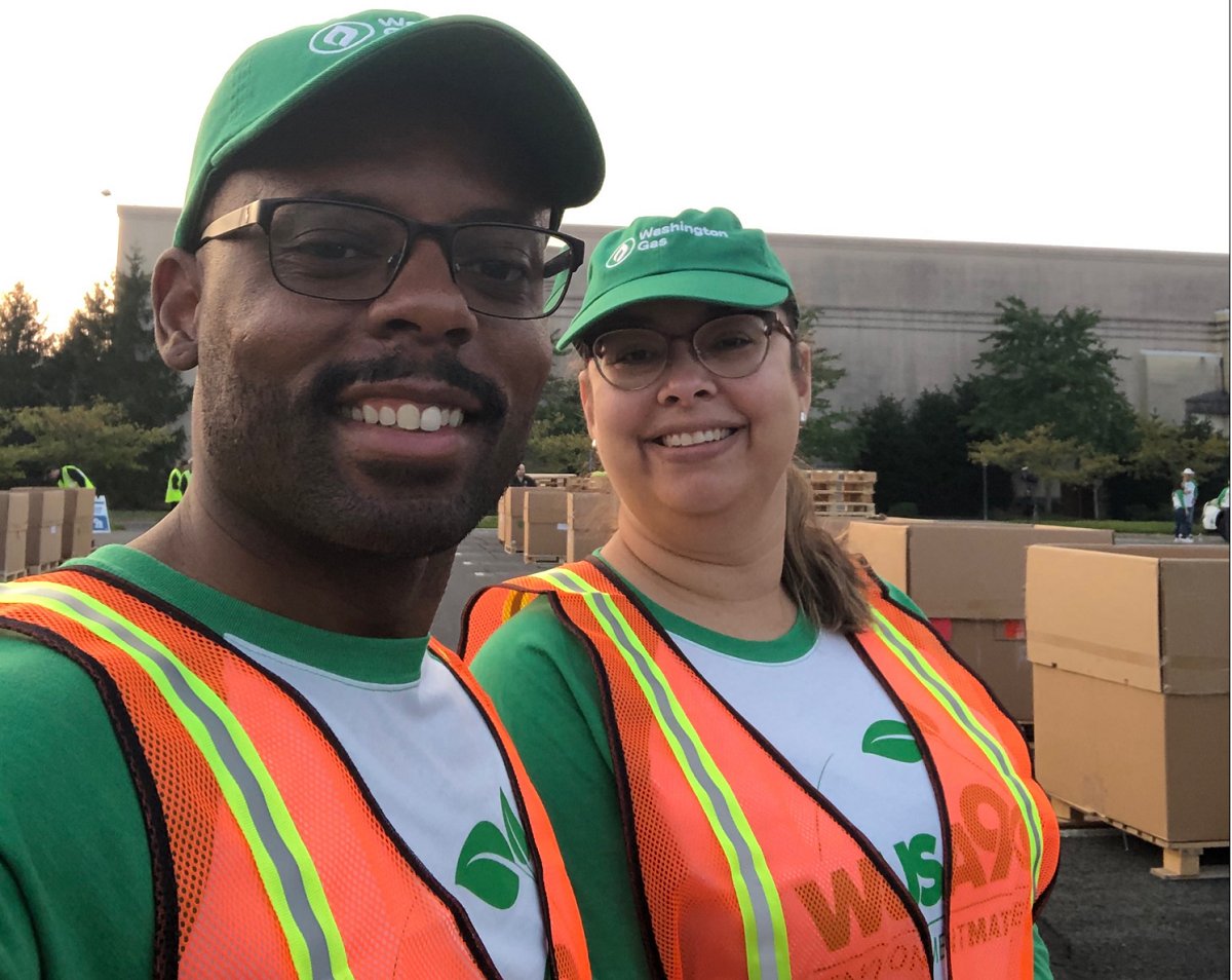 washingtongas's tweet photo. Gorgeous weather, busy day! You still have until noon to bring your recyclable paper and electronics to #recycleday with @wusa9 at 6801 Industrial Rd. Springfield VA, 22151. Thanks for cleaning up the DMV! https://t.co/DevxaxTSZ9