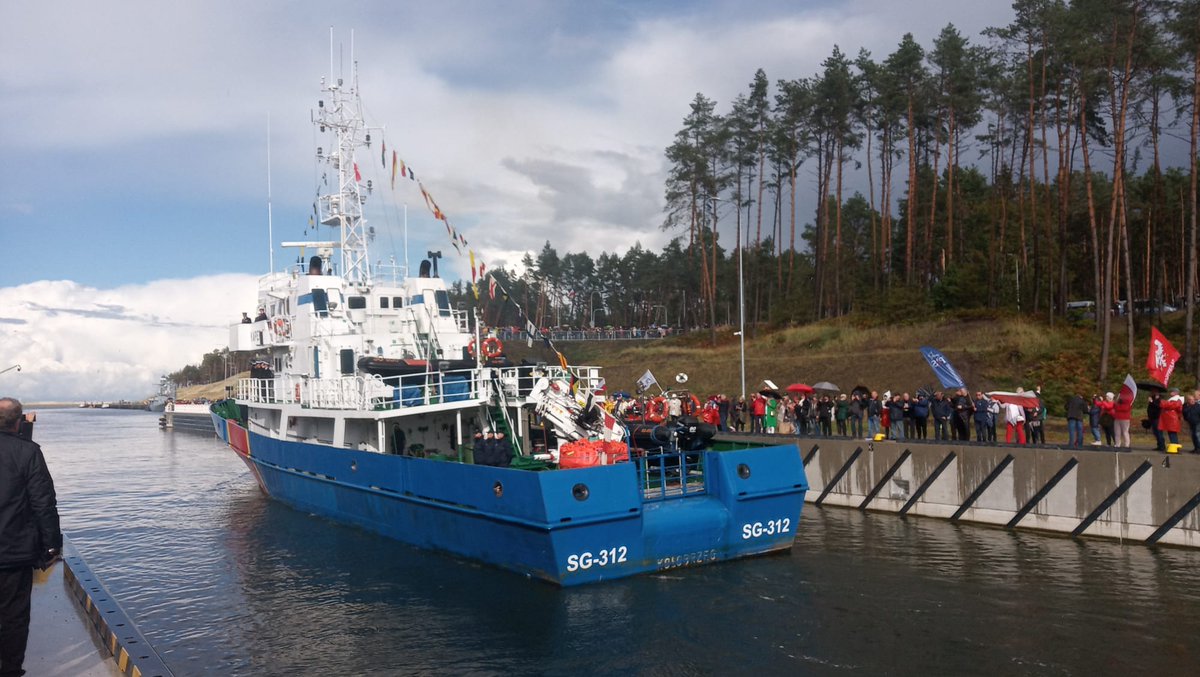 Straz_Graniczna's tweet photo. ⛴⚓ Jednostka Straży Granicznej SG-312 z #MorskiOSG jako druga z kolei, zaraz po jednostce Urzędu Morskiego - Zodiak 2, przepłynęła przez nowo otwarty kanał żeglugowy na Mierzei Wiślanej.💪
#granicamorska #NaStrażyGranic #SłużbaNaMorzu #jednostkipływające #kaper https://t.co/tEbP5JJv4G