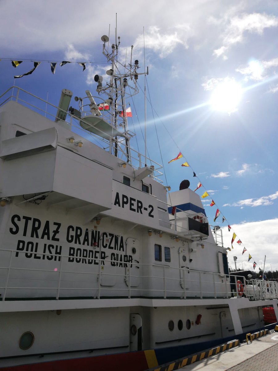 Straz_Graniczna's tweet photo. ⛴⚓ Jednostka Straży Granicznej SG-312 z #MorskiOSG jako druga z kolei, zaraz po jednostce Urzędu Morskiego - Zodiak 2, przepłynęła przez nowo otwarty kanał żeglugowy na Mierzei Wiślanej.💪
#granicamorska #NaStrażyGranic #SłużbaNaMorzu #jednostkipływające #kaper https://t.co/tEbP5JJv4G