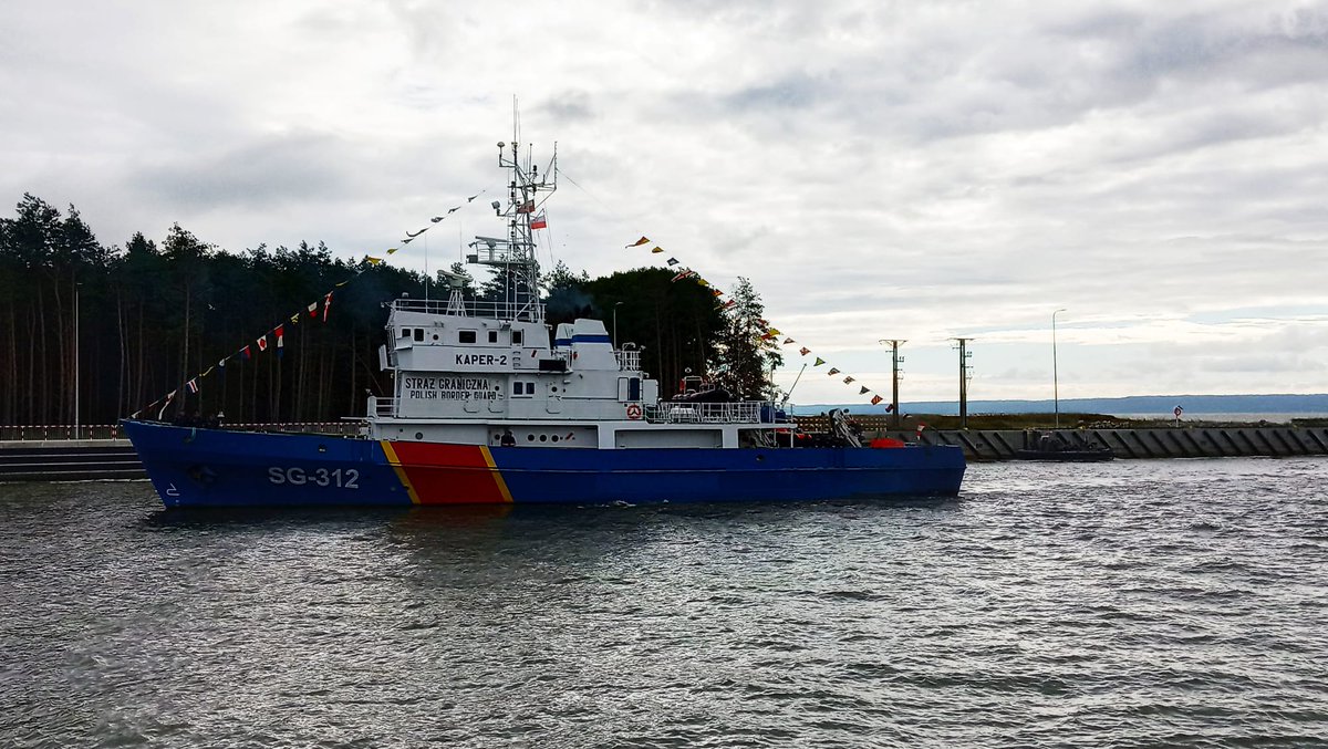 Straz_Graniczna's tweet photo. ⛴⚓ Jednostka Straży Granicznej SG-312 z #MorskiOSG jako druga z kolei, zaraz po jednostce Urzędu Morskiego - Zodiak 2, przepłynęła przez nowo otwarty kanał żeglugowy na Mierzei Wiślanej.💪
#granicamorska #NaStrażyGranic #SłużbaNaMorzu #jednostkipływające #kaper https://t.co/tEbP5JJv4G