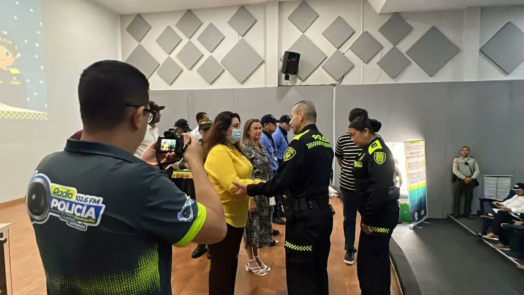 Asosec's tweet photo. #Asosec presente en acto de celebración del día del #amor y la #amistad en #Paz y #Tranquilidad organizado por la #Policía #MEBAR #Rexonocimientos por los aportes a la convivencia y seguridad ciudadana https://t.co/ixXd4xAjL0