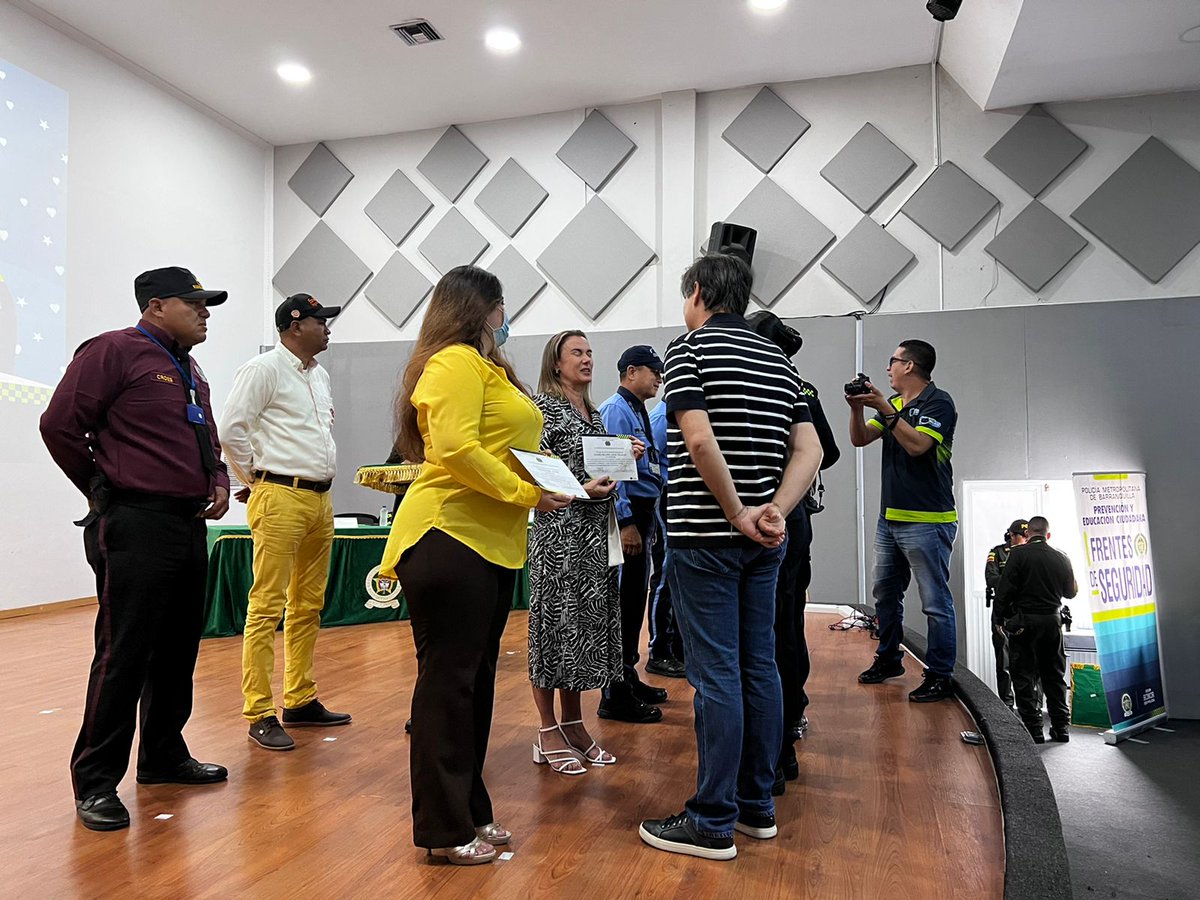 Asosec's tweet photo. #Asosec presente en acto de celebración del día del #amor y la #amistad en #Paz y #Tranquilidad organizado por la #Policía #MEBAR #Rexonocimientos por los aportes a la convivencia y seguridad ciudadana https://t.co/ixXd4xAjL0