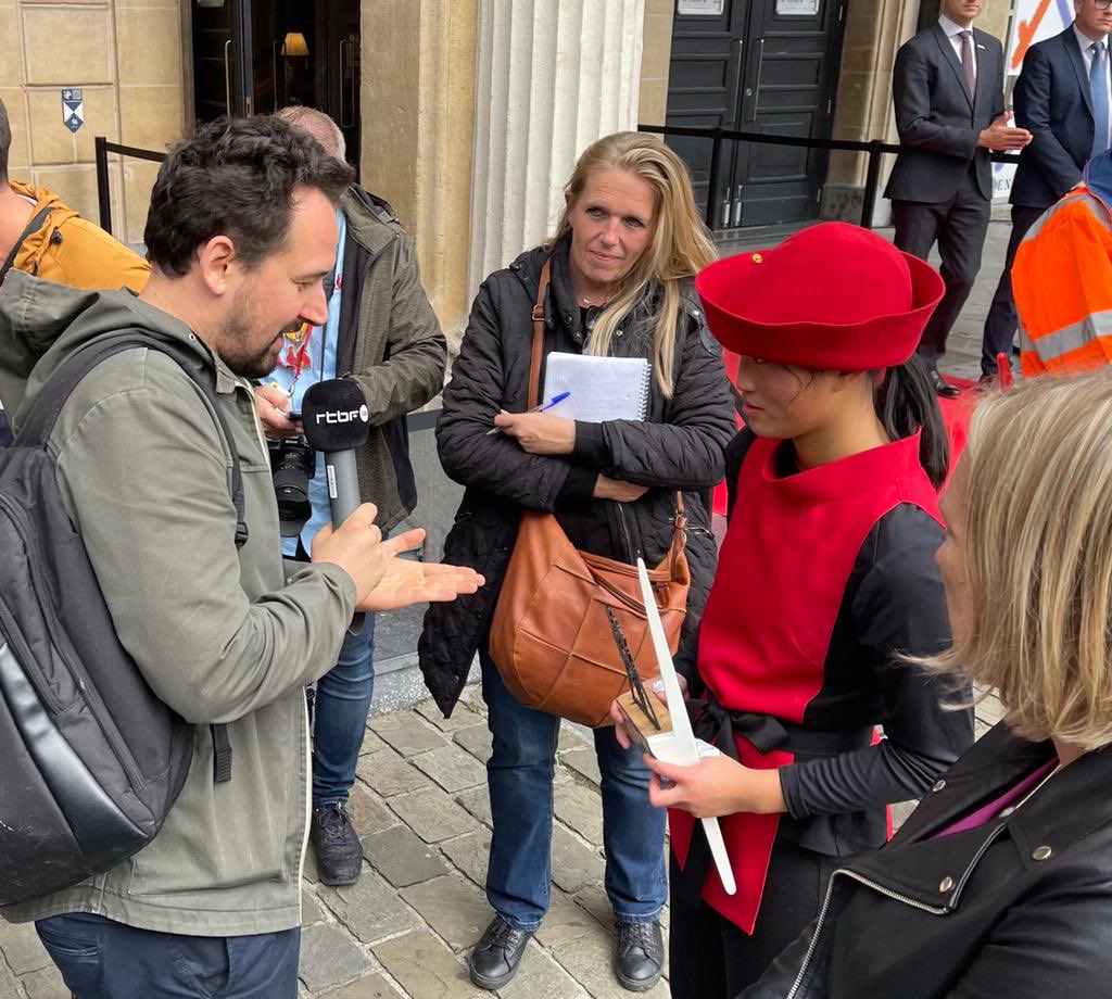#culture #Unesco | Grand succès populaire pour la 1ere joute féminine 👧 ⁦<a href="/EchasseursNamur/">Echasseurs Namurois</a>⁩. 👏à Manon pour avoir remporté l’échasse de 💎 remise par la ministre de la culture ⁦@BenedicteLinard⁩. Une belle mise en valeur du patrimoine WB ⁦<a href="/UNESCOEU/">UNESCO EU</a>⁩.