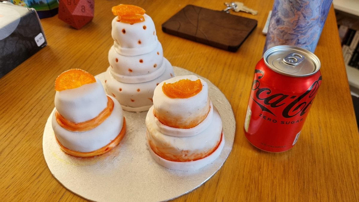 puddlefox's tweet photo. @DanielJLayton please rate my tiny cakes, first time using ready roll icing and I candied tangerines instead of oranges to be tiny too! #cakes #tinycakes https://t.co/zSrxVwL2FJ