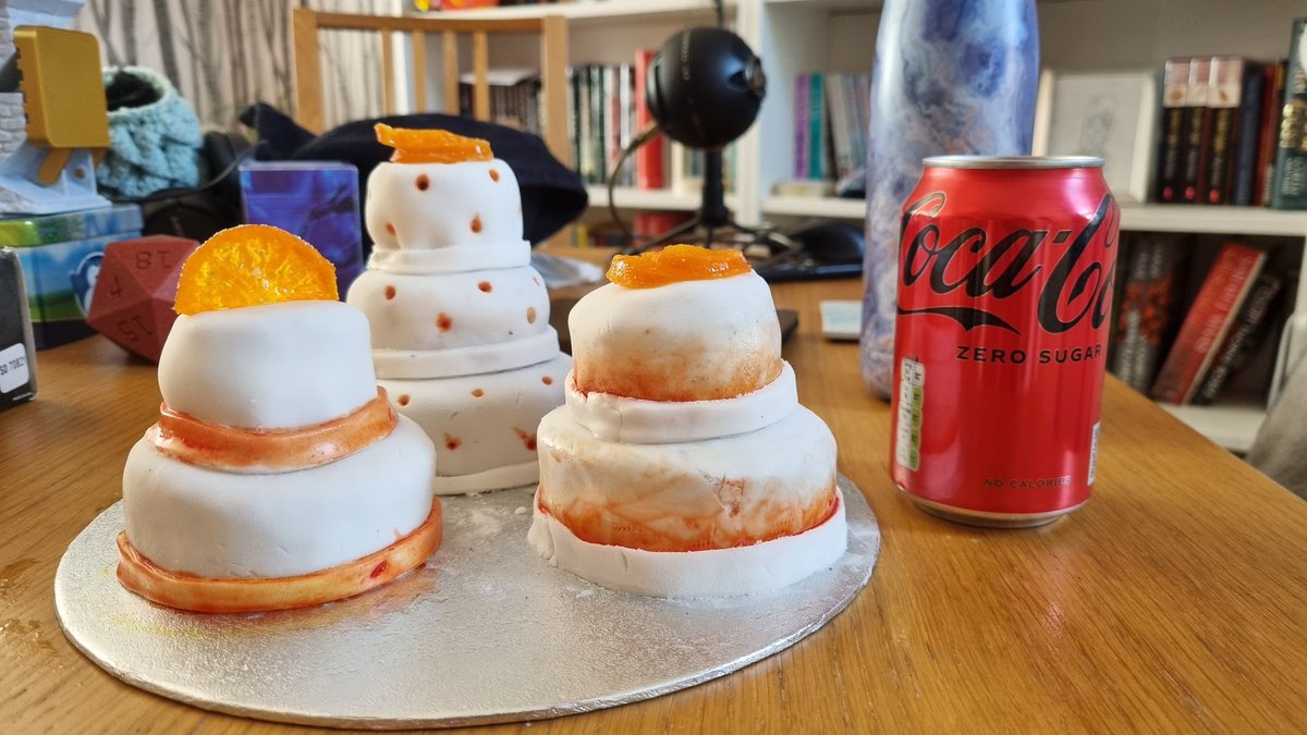 puddlefox's tweet photo. @DanielJLayton please rate my tiny cakes, first time using ready roll icing and I candied tangerines instead of oranges to be tiny too! #cakes #tinycakes https://t.co/zSrxVwL2FJ