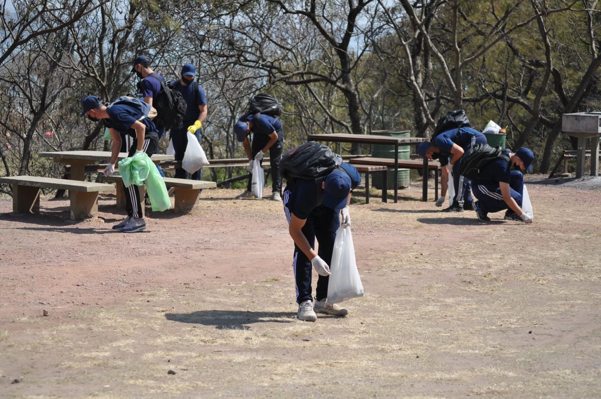 PrensaTucTur's tweet photo. 🤜🤛 Miles de tucumanos unieron fuerzas para limpiar los espacios públicos de Tucumán 

♻️ En el marco del Día Mundial de la Limpieza, más de 3500 voluntarios generaron conciencia y recolectaron residuos en 90 puntos de la provincia. https://t.co/QYCTxgrhY6