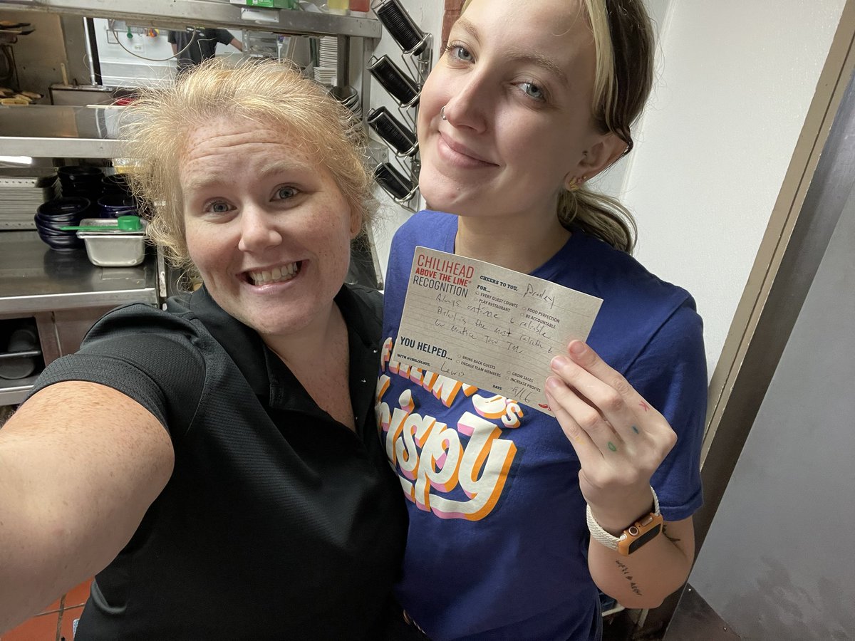 ChelsMarks561's tweet photo. Showings some chilis love with amazing team members!!! #chilislove#beastinthesoutheast #raisethebar#righthererightnow https://t.co/FGdKHtQr37