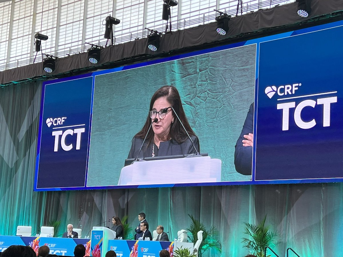 Standing ovation & congratulations for #TCT2022 Career Achievement Award Winner, Dr. Valentine Fuster for his amazing contributions to the field of cardiology! 👏 @crfheart @jgranadacrf @MartyMleon @Drroxmehran @georgedangas @ajaykirtane