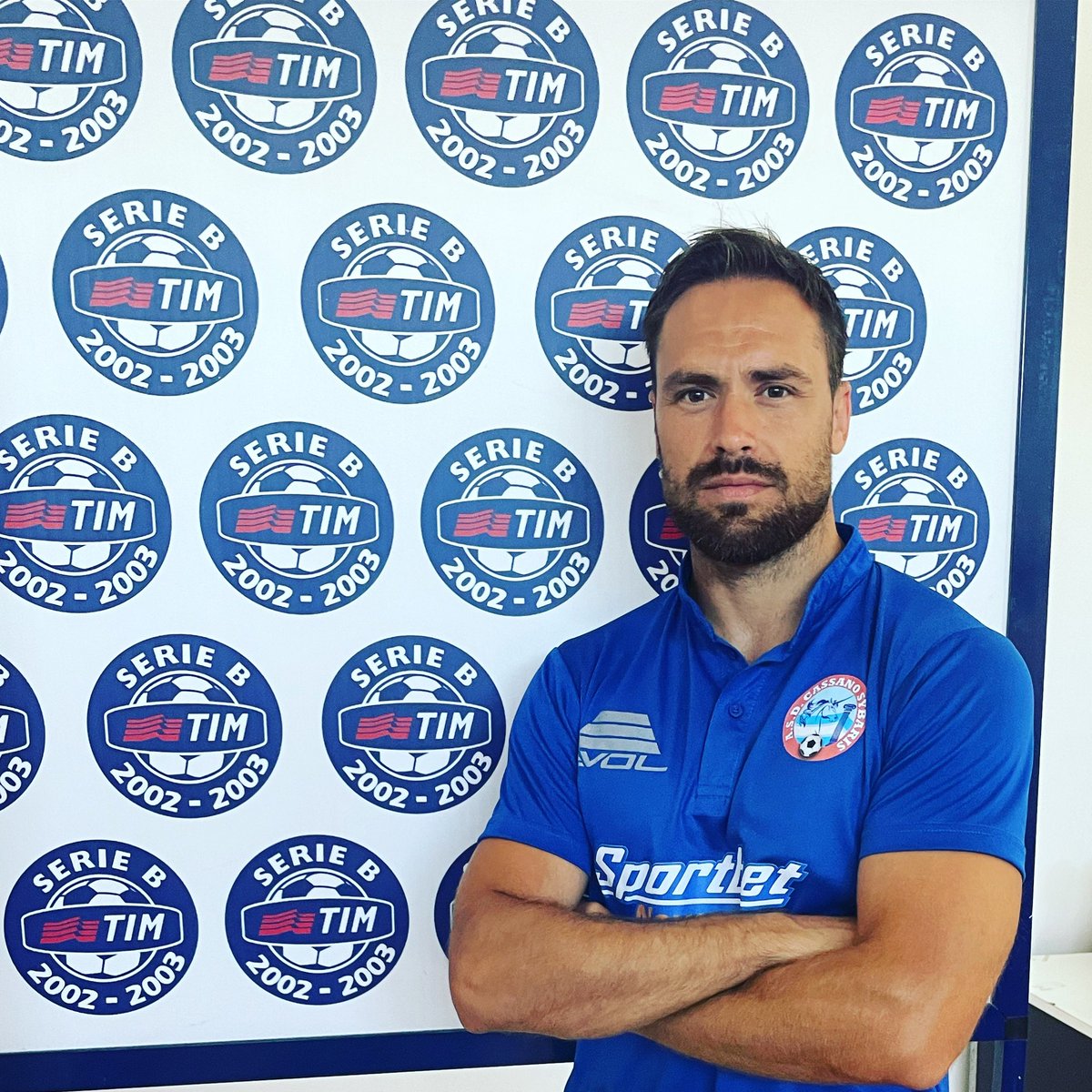 Pronti per la classica di domani contro la Rossanese, ci aspettiamo il supporto dei nostri tifosi, vogliamo i 3 punti per voi.  Forza Cassano 🇮🇹 💙🤍⚽️
#kevinaranda #calcioitaliano #futbol #cassanosybaris #forzacassano #andiamoragazzi #tuttiinsieme