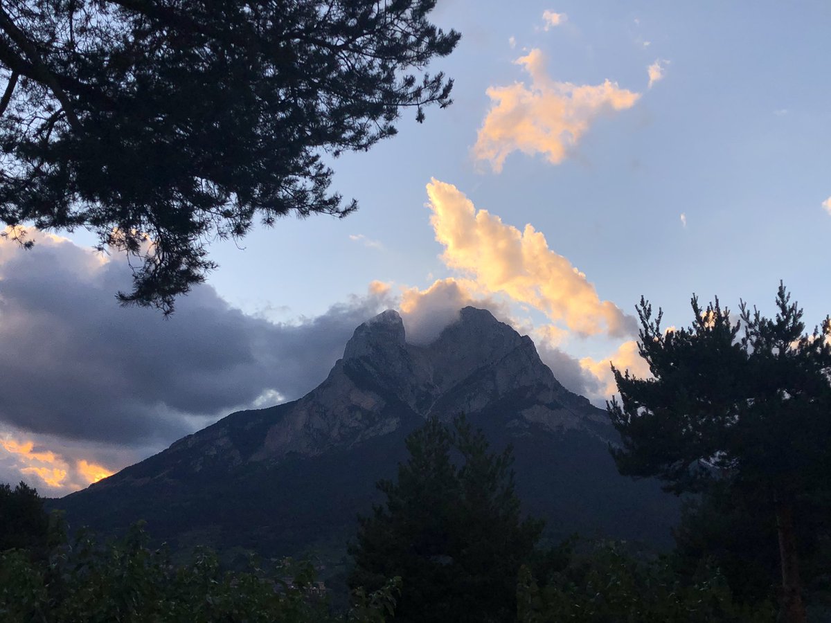 MerceJGros's tweet photo. Foto del Pedraforca espectacular i majestuós com sempre hem sorprèn 😍😳#capvespredesdecasa
#pedraforca https://t.co/RWiF80YsqL