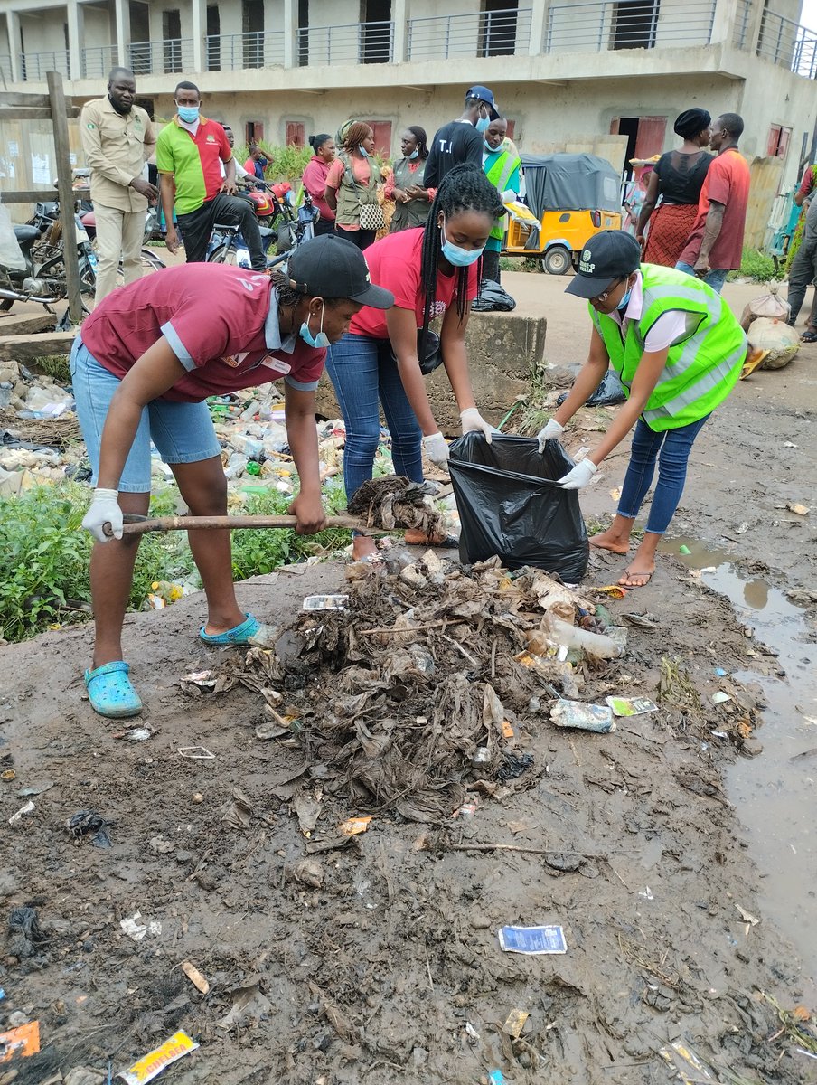 FDooshima's tweet photo. To celebrate World Clean Up Day 2022, Rotaract Zone G Partnered with DevTRAIN In synergy with @Rotaract9125NG to carryout out a 'One Zone, One Market Clean Up project" and I WAS THERE !!
#ImagineRotary
#RotaractZoneG
#RotaractD9125
#WorldCleanupDay
#OneZoneOneMarketCleanUp https://t.co/yxuoS2Bl2x