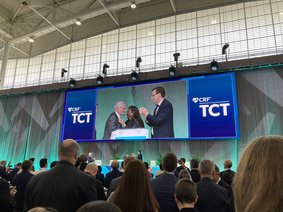 Dr. Fuster receiving Lifetime Achievement Award from Roxanna Mehran, George Dangas and CRF TCT at TCT in Boston today. Well deserved. Congratulations Dr. Fuster. @ACCinTouch @HadleyWilsonMD