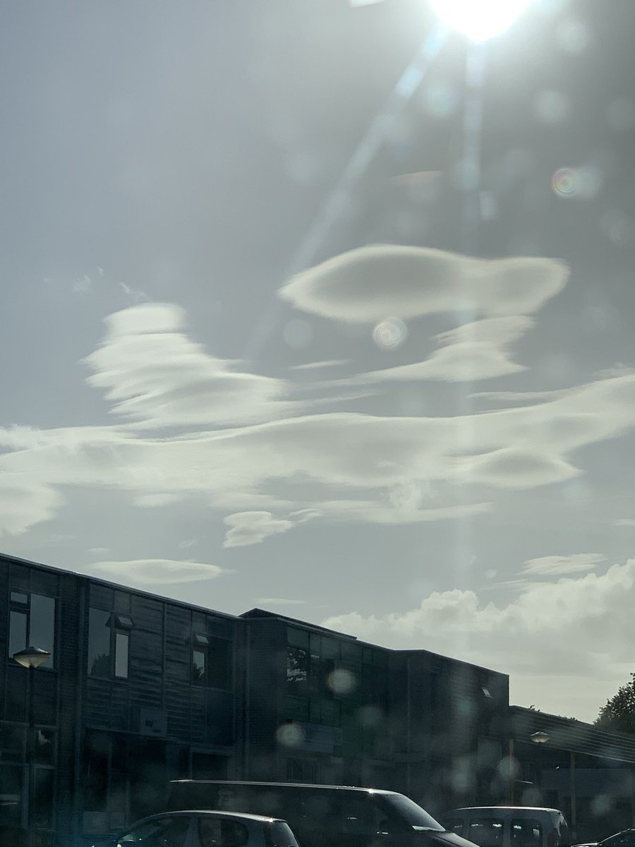 Lenticularis display tussen de buien door. Boven het Markermeer. <a href="/FlevolandWeer/">Flevoland Weer</a>