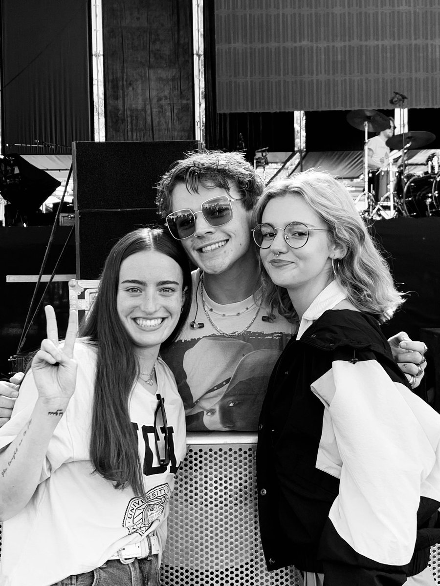 ThomasHeadonHQ's tweet photo. Thomas Headon Updates with a fan! https://t.co/Tv97ZSISaL