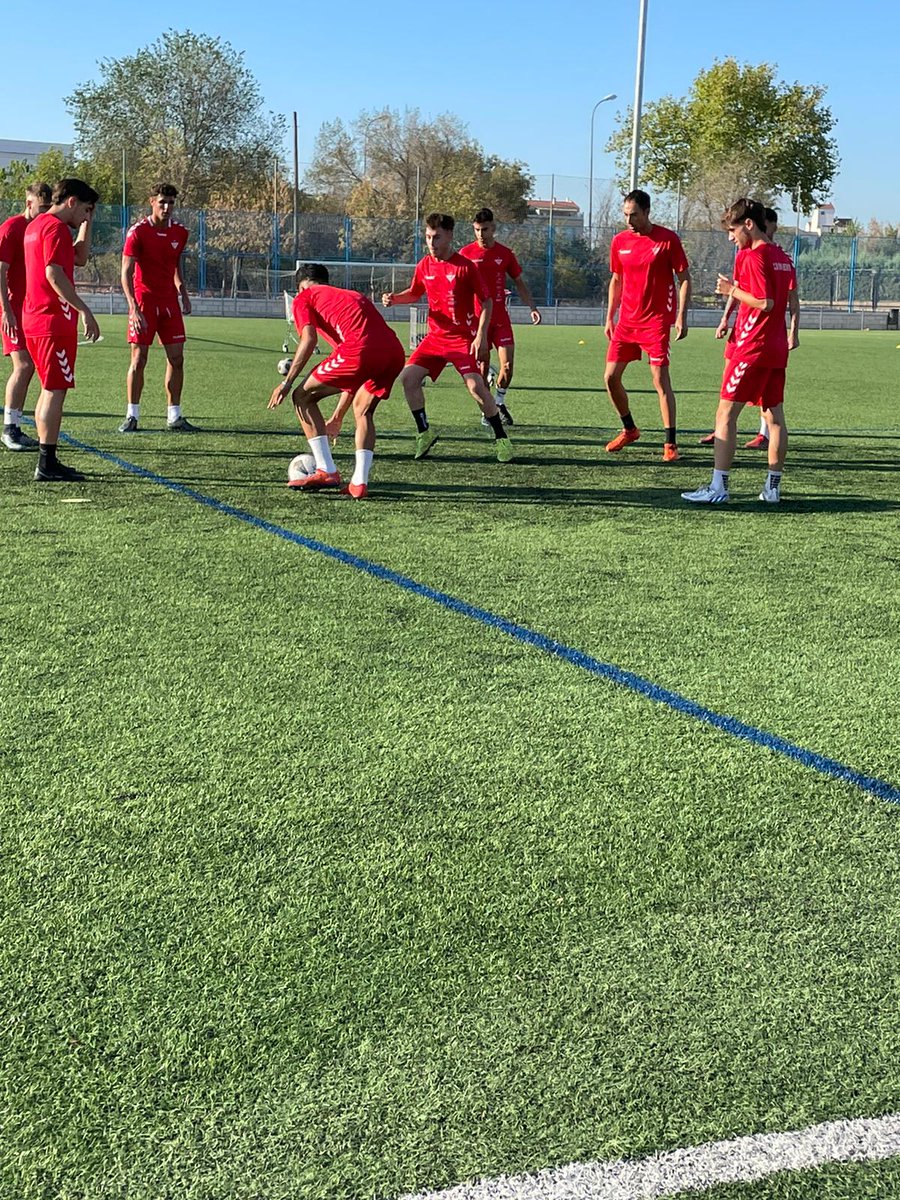 cdmetelinense's tweet photo. ⚽💙 Hoy nuestro jugador Jorge Patiño ha entrenado con el primer equipo del @CDDonBenito_

👏 El acuerdo de filialidad da sus frutos dando oportunidades a los chavales de aprender y trabajar con uno de los mejores equipos de nuestra región. 

💙💪♥️ A seguir trabajando juntos! https://t.co/6eahQMZ4oa