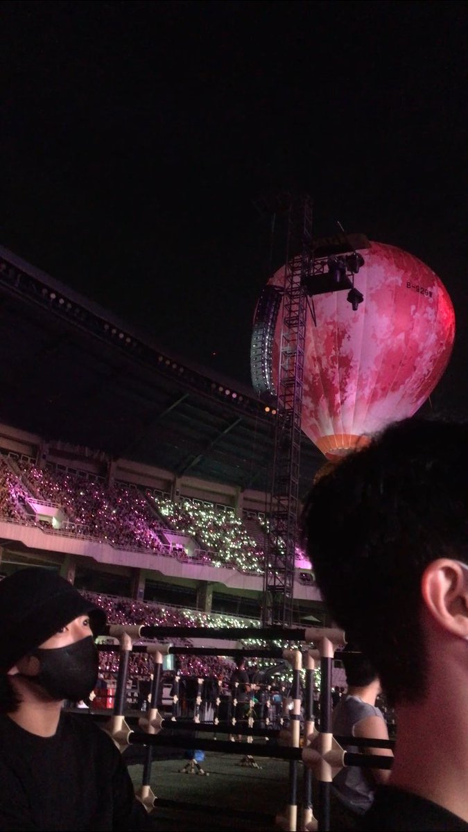 wintertaekook's tweet photo. Lloro, Jungkook fue al concierto de IU 💜 https://t.co/kH3OBb93rk