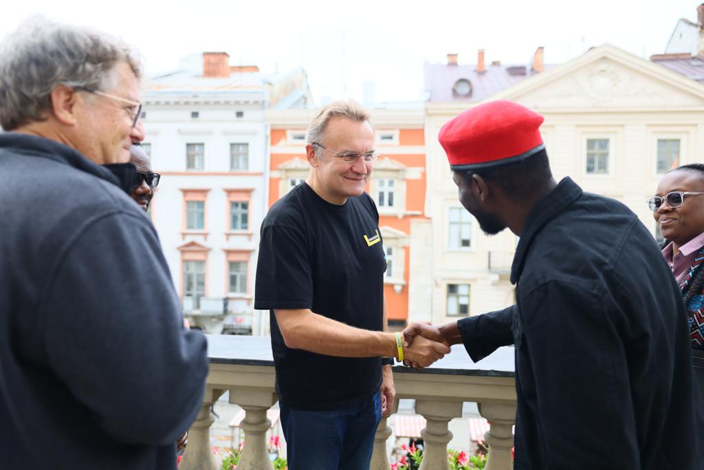 256tvug's tweet photo. @HEBobiwine 
This morning we had a good meeting with the mayor of Lviv City @AndriySadovyi who has helped over 6.2 million Ukrainians go through his city to safely since the beginning of the Russian invasion in February this year. https://t.co/Adh3Il3s5k