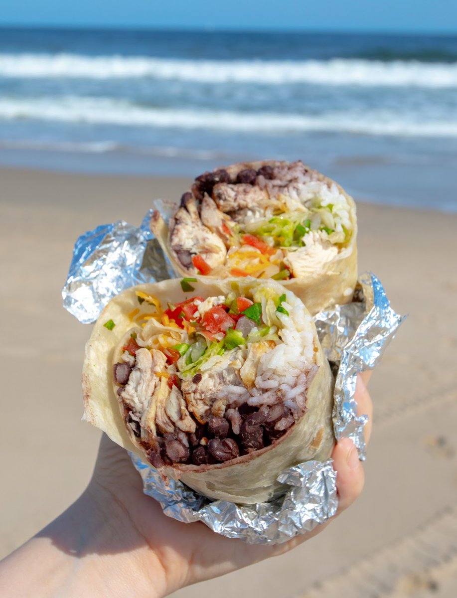 SurfTaco's tweet photo. Get your @seahearnow 🎉FESTIVAL FUEL🎉 from Surf Taco — your choice of a Mavericks or Costa Rican burrito with chips 🌯🌯🌯
#SurfTaco #SeaHearNow #EatBurritooos https://t.co/0FGeVTaROk
