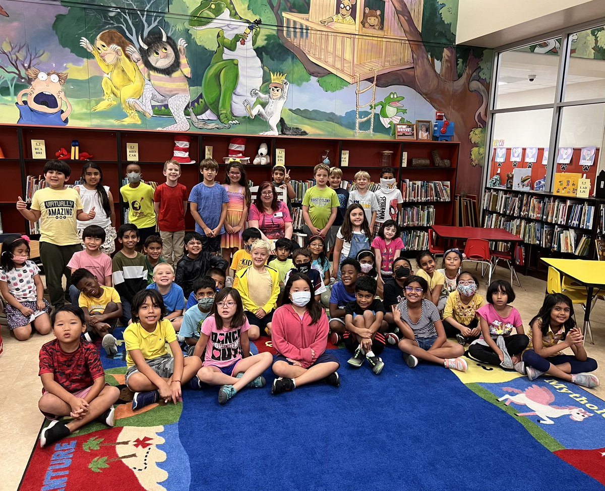 HELibrary's tweet photo. Highlands’ Scotties celebrated Constitution Day in the library with a reading from the Houston Bar Association! Thank you Ms. Eisen for volunteering your time to enrich our students! @HES_Scotties @FBISD_Libraries https://t.co/I1CAtSevYG