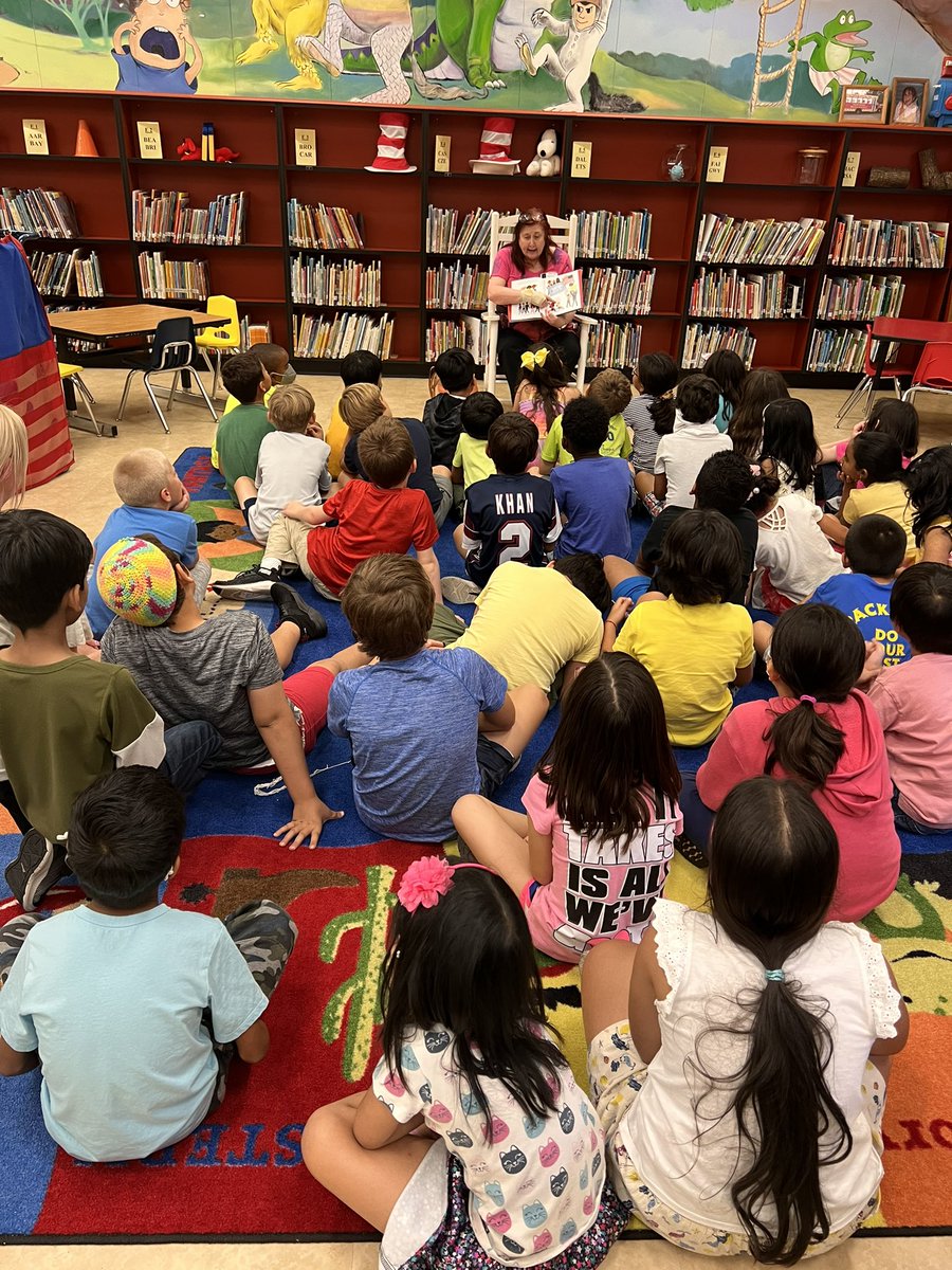 HELibrary's tweet photo. Highlands’ Scotties celebrated Constitution Day in the library with a reading from the Houston Bar Association! Thank you Ms. Eisen for volunteering your time to enrich our students! @HES_Scotties @FBISD_Libraries https://t.co/I1CAtSevYG