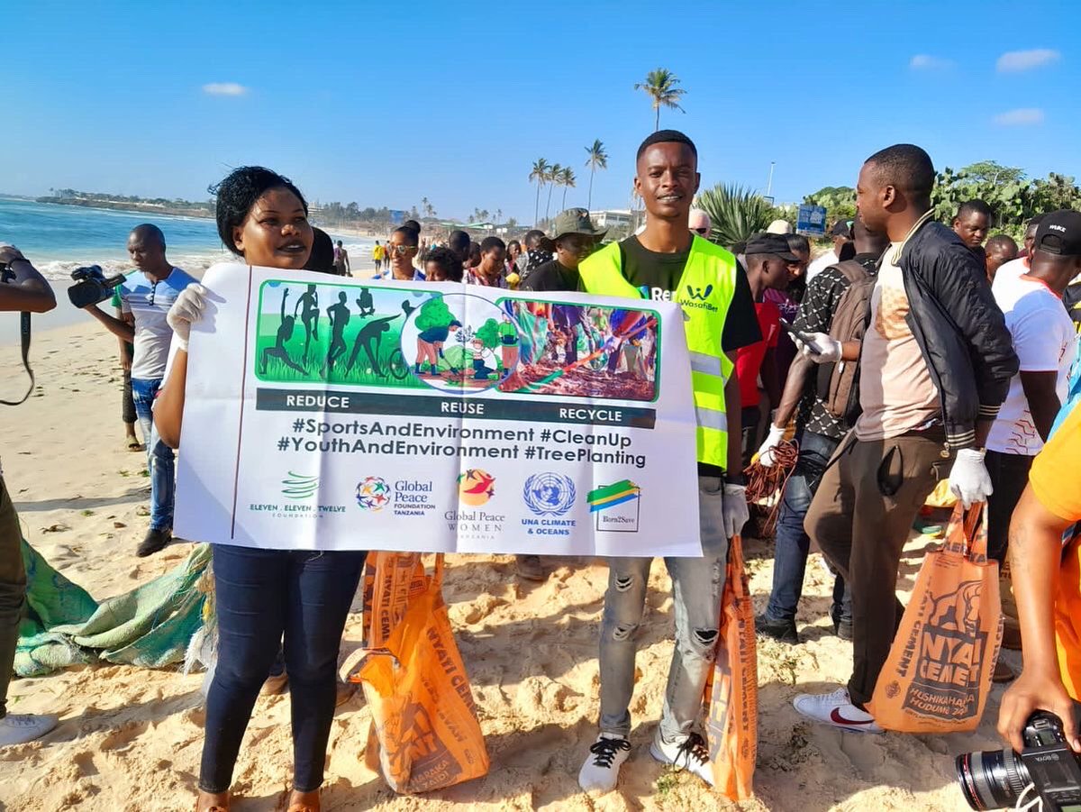 BensonDaudi1's tweet photo. Tunaungana na dunia kuadhimisha siku ya Usafi Duniani.

Tuko tayari kuyatunza mazingira yetu.

#worldcleanupday #WCD2022 #Tanzania 
#environment #born2save #SportsAndEnvironment
#CleanUp #YouthAndEnvironment #treeplanting
@globalpeacetz @unaclimateocean 
@eet_foundation https://t.co/hY3Gq2AIqZ