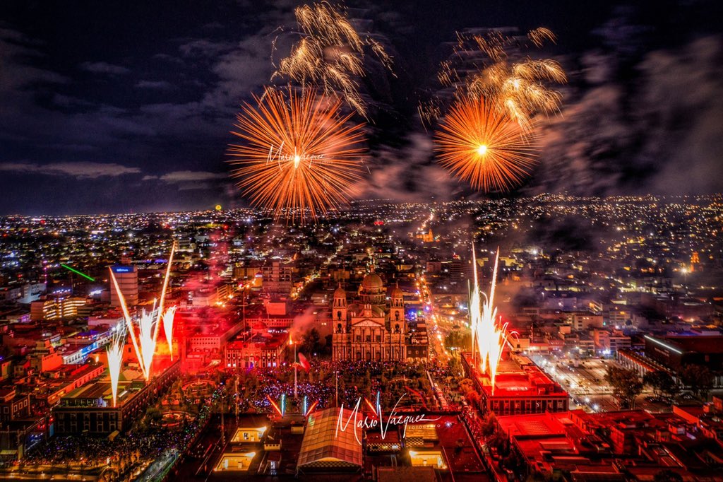 Foto aérea tomada que con un Drone del espectáculo de pirotecnia en #Toluca durante la celebración del CCXII aniversario del inicio de la Independencia de México. #MexicoLindoyQuerido
