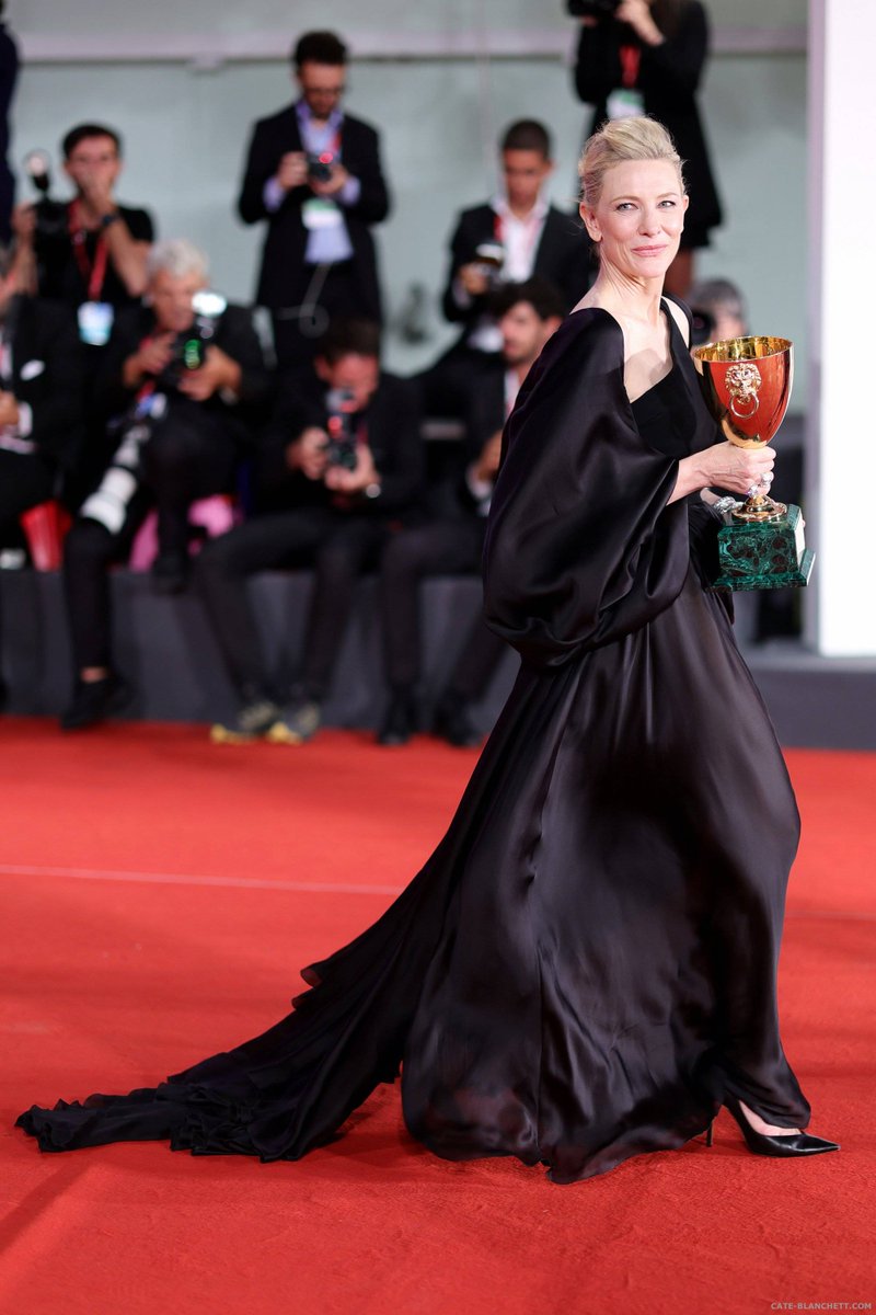 FanBlanchettCom's tweet photo. It's been a week. #CateBlanchett
#VolpiCup #Venezia79 #TÁR
→https://t.co/eysvAgE4sj https://t.co/L8vqompme8