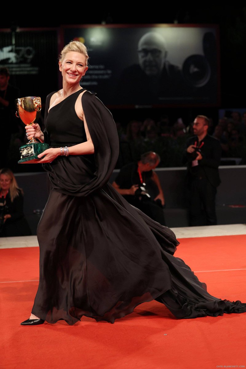 FanBlanchettCom's tweet photo. It's been a week. #CateBlanchett
#VolpiCup #Venezia79 #TÁR
→https://t.co/eysvAgE4sj https://t.co/L8vqompme8