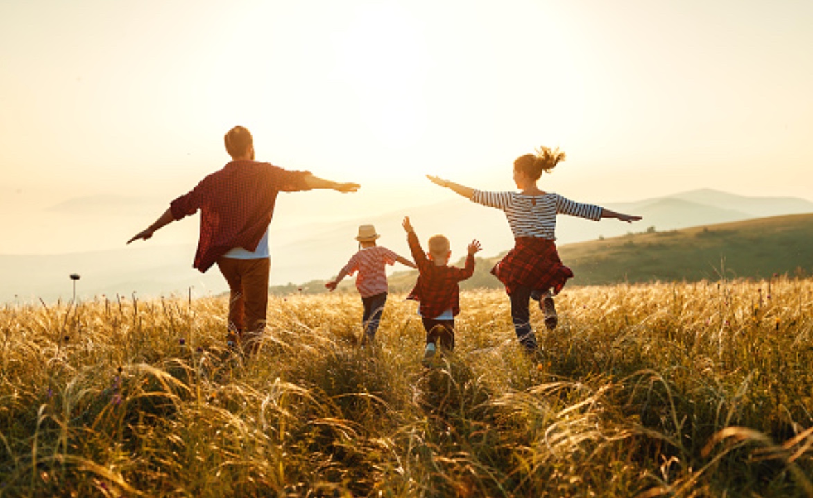 incirculo_'s tweet photo. Hay una estrecha relación entre el nivel de felicidad personal y las conexiones sociales:
👉 La fuerza, la vitalidad y la capacidad de evolucionar dependen de las conexiones con el entorno
👉Todo cambio en la realidad sucede a partir de una interacción con el entorno

#FelizLunes https://t.co/JVGyD42qvj
