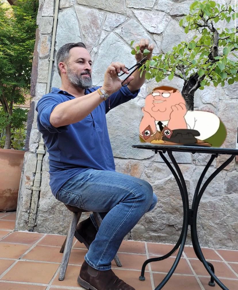 <a href="/TirodeGraciah/">Me llaman Jimmy</a> -¿Que haces Santi?
-Lo de siempre Peter
-Las mismas cosas nazis verdad Santi?