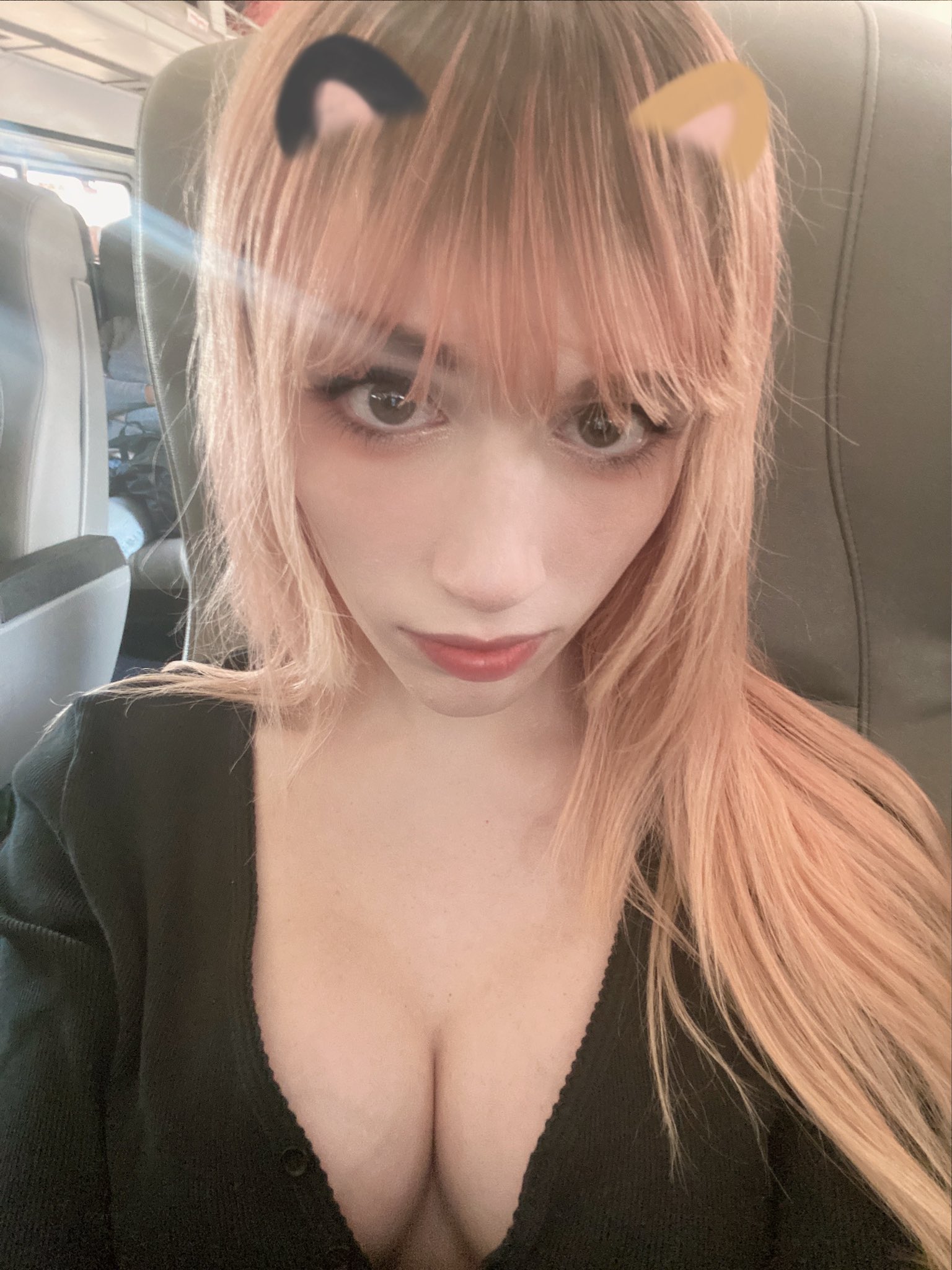 🍑💖Mimi Oh💖🍑 on Twitter: "Selfies on trains feel weird to take (｡ŏ﹏ŏ