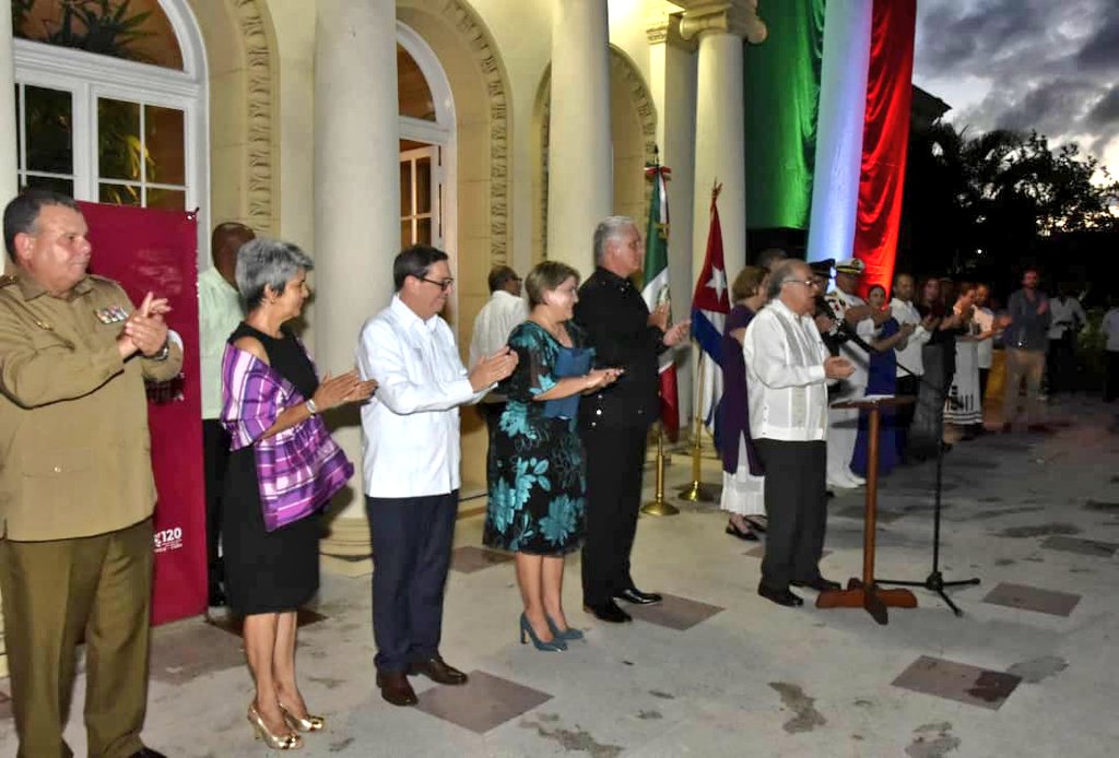 Acompañamos al Embajador mexicano, junto al personal de su Embajada y otros invitados, en memorable recepción para celebrar el 212 aniversario de la proclamación de la independencia de #México. Reiteré nuestra aprecio por la hermana nación y el agradecimiento por su solidaridad.